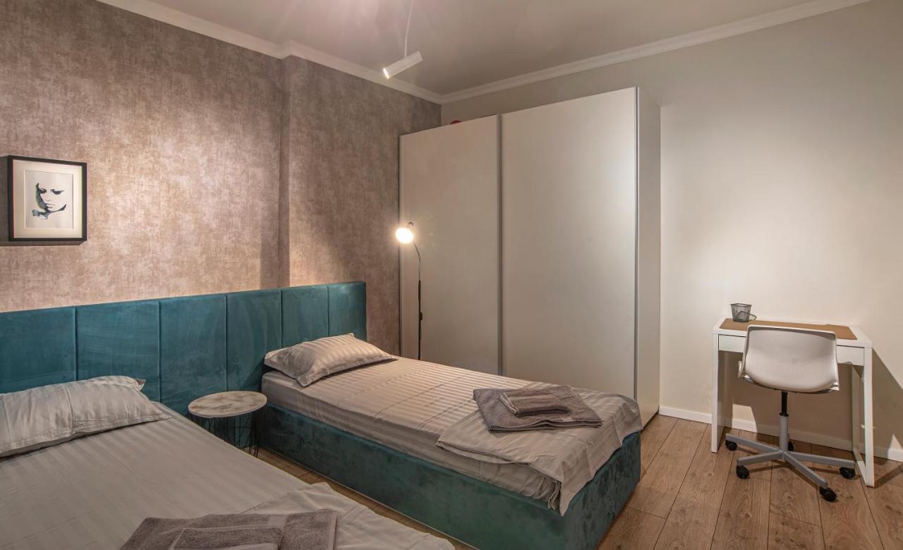 Tina's 2 Bedroom Top Central *